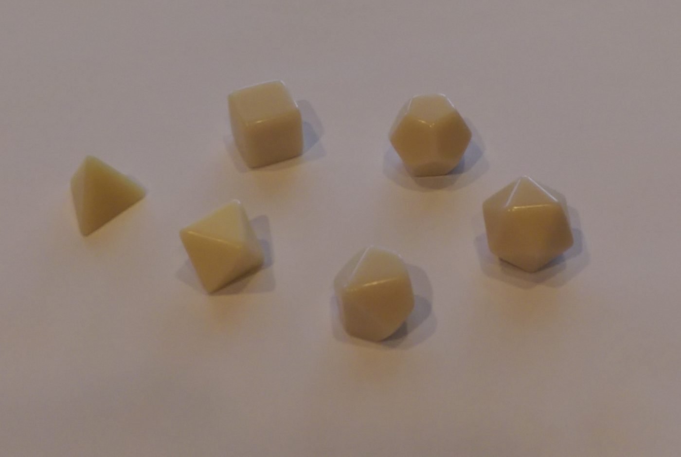 Ein Satz weißer Polyeder-Würfel (W4 bis W20)